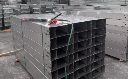 甘南槽式桥架全封闭设计，防尘防干扰，常用于精密仪器区域！